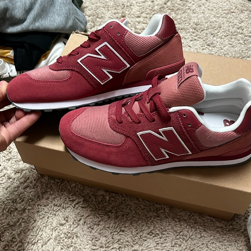 Brand new never worn new balance 574 burgundy/maroon
